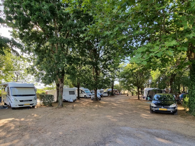 Privilege plaats 120 m2, 10A elektriciteit, camper of auto + tent/caravan +2 pers.