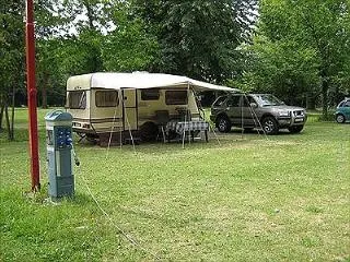 Emplacement Pour Camping-Car / Caravane Et Voiture / Tente Et Voiture