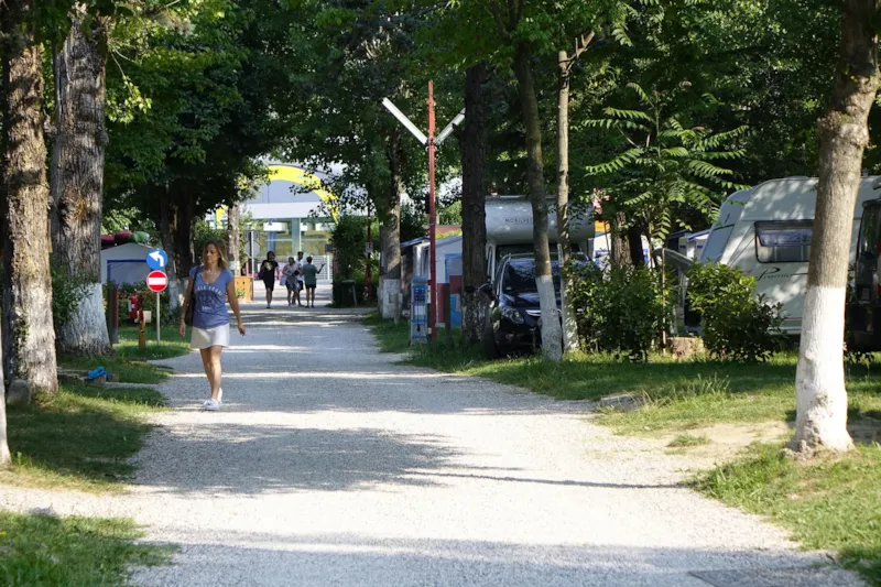 Emplacement Pour Camping-Car / Caravane Et Voiture / Tente Et Voiture