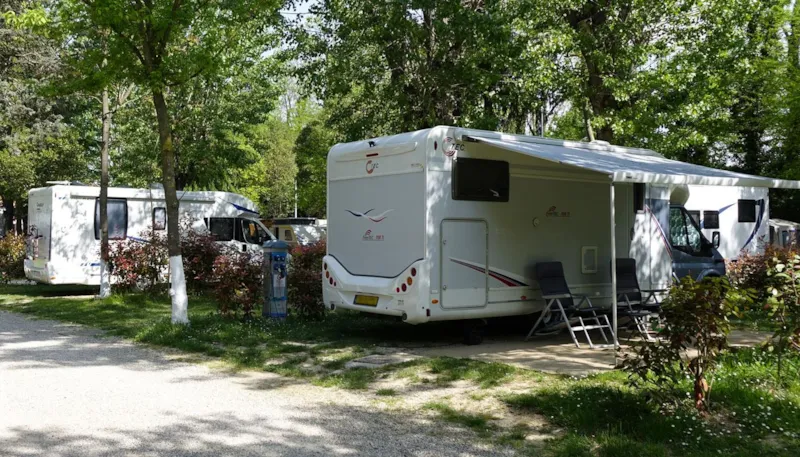 Emplacement Pour Camping-Car / Caravane Et Voiture / Tente Et Voiture