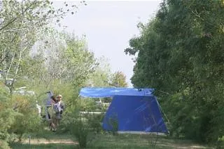 Kampeerplaats(en) - Basisprijs Natuurplaats (1 Tent, Caravan Of Camper / 1 Auto) - Camping le Merval