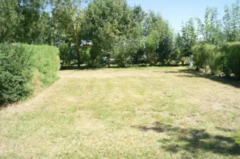 Kampeerplaats(en) - Basisprijs Comfortplaats (1 Tent, Caravan Of Camper / 1 Auto / Elektriciteit 10A) - Camping le Merval