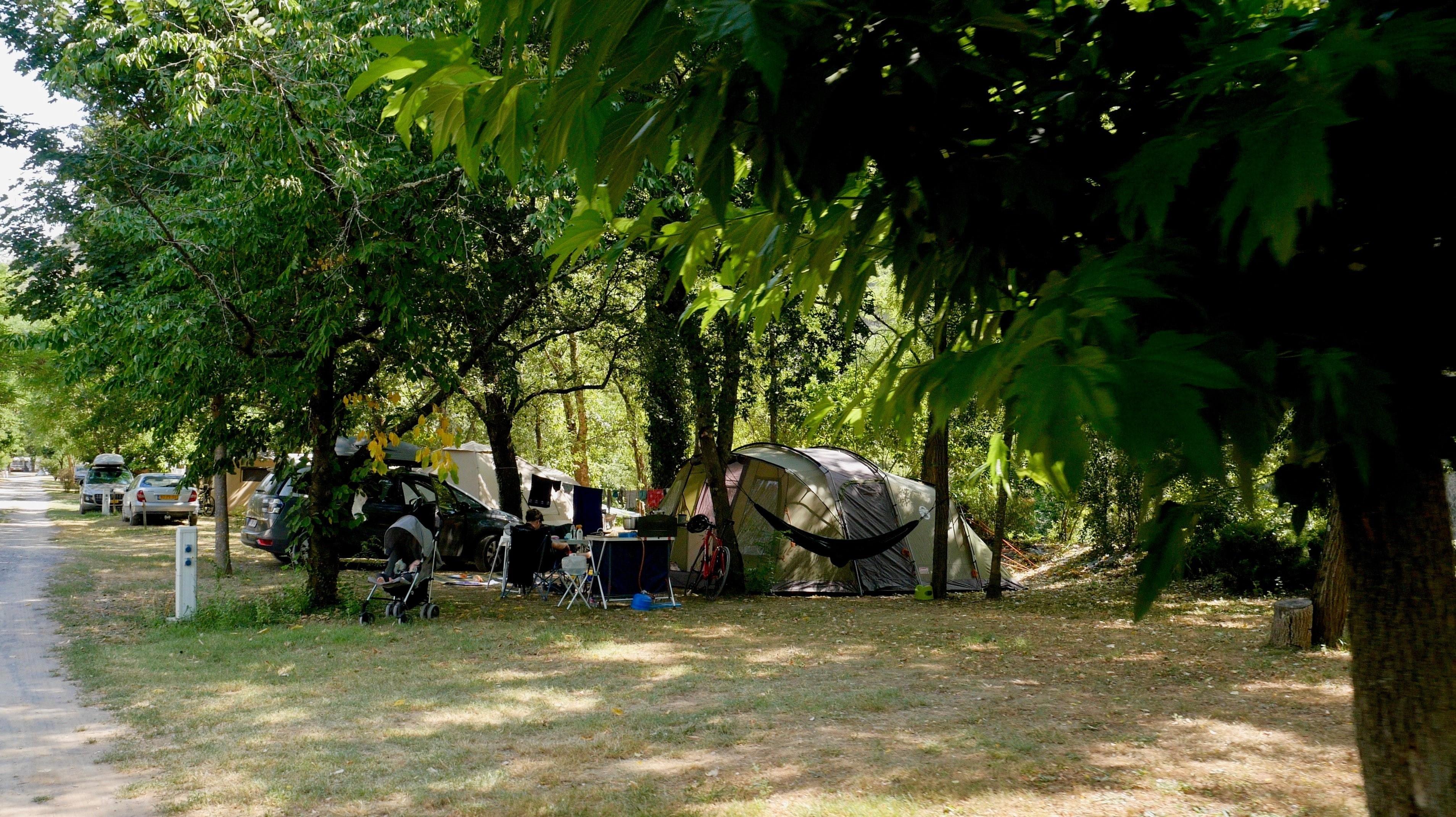 Stellplatz - Stellplätze Flussseite - 180 Bis 300 M2 - - Camping La Turelure