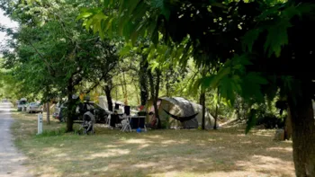 Stellplatz - Stellplätze Flussseite - 180 Bis 300 M2 - - Village Nature Zen - Camping La Turelure