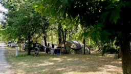 Kampeerplaats(en) - Staanplaatsen Aan De Rivier - 180 Tot 300 M2 - - Camping La Turelure - Nature Zen