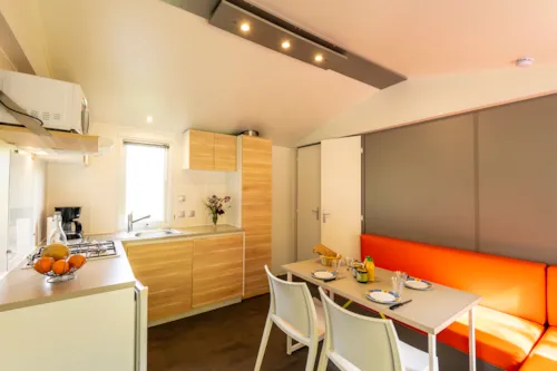 Mietunterkunft - Mobilheim Standard - 2 Zimmer - Überdachte Terrasse - image n°2 - Village Nature Zen