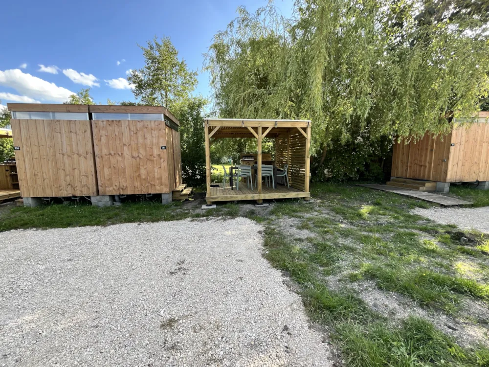 Stellplatz - Stellplatz Luxe Garden Pack Mit Sanitäranlagen - Camping L'Etang de Sologne