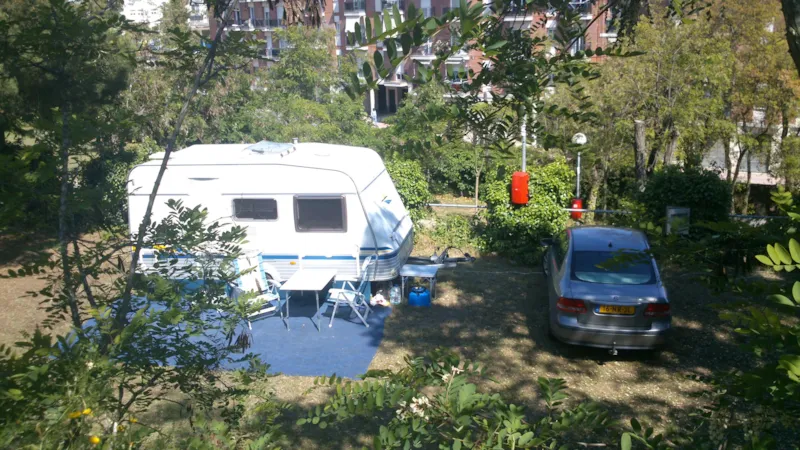 Emplacement + Caravane + Voiture