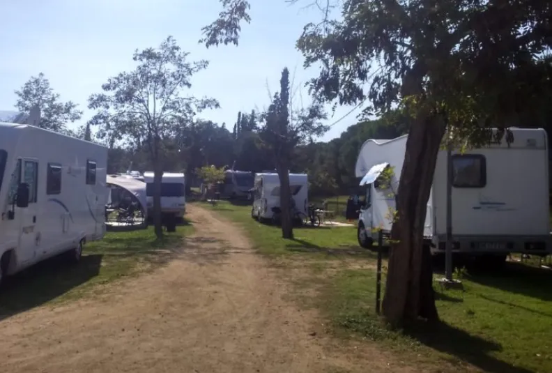 Emplacement Plus (Camping Car, Fourgon + Remorque, Tente Familiale + Voiture)