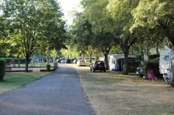 Kampeerplaats(en) - Natuurpakket (1 Tent, Of 1 Caravan Of 1 Camper / 1 Auto) - Camping le Moulin du Roy
