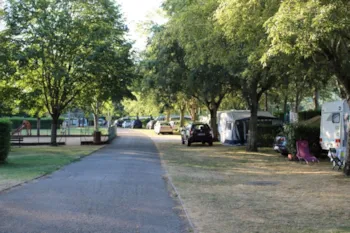 Kampeerplaats(en) - Basisprijs Comfortplaats (1 Tent, Of 1 Caravann Of 1 Camper / 1 Auto / Elektriciteit) - Camping le Moulin du Roy