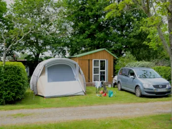 Emplacement - Emplacement Premium Avec Sanitaires Privatifs (Douche,Lavabo,Wc)+Feux Gaz, Frigo+ Élec + Voiture - Camping Les Logeries