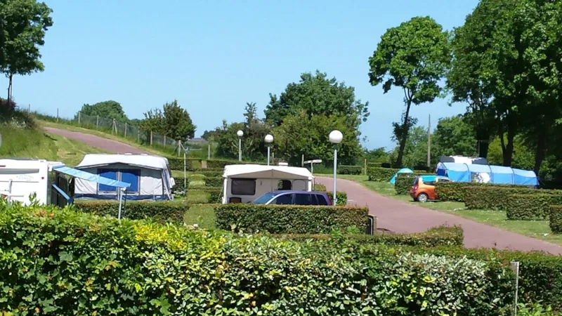 Forfait Confort Avec Électricité (1 Tente, Caravane Ou Camping-Car / 1 Voiture / Électricité 16A)