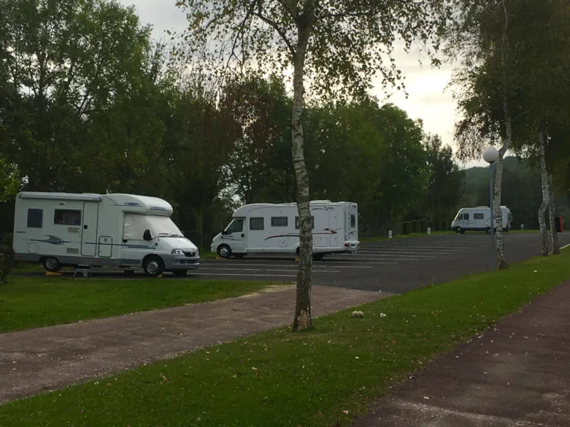 Aire De Stationnement Camping-Car Stabilisé  (Il N'est Pas Possible D'installer De Tentes Ni De Caravanes)