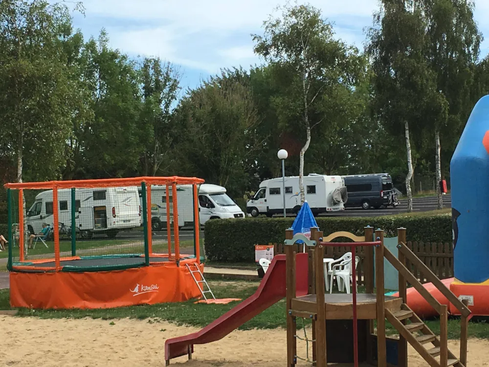 Emplacement - Aire De Stationnement Camping-Car Stabilisé  (Il N'est Pas Possible D'installer De Tentes Ni De Caravanes) - Camping Le Mont Joli Bois