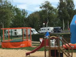 Stellplatz - Abstellplatz Für Den Wohnwagen (Es Ist Nicht Möglich, Weder Zelte Noch Wohmobile Einzurichten) - Camping Le Mont Joli Bois