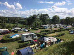 Kampeerplaats(en) - Basisprijs Comfortplaats (1 Tent, Caravan Of Camper / 1 Auto / Elektriciteit 16A) - Camping Le Mont Joli Bois