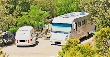 Stellplatz - Pauschale  Confort:Auto + Wohnwagen Oder Wohnmobil + 15 1Amp + Fließwasser- Und Abwasseranschluss - Camping La Pépinière