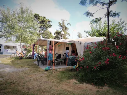 Emplacement Caravane Ou Camping Car Ou Tente  (Véhicule ,Électricité 10A ,Wifi 1 Ticket)