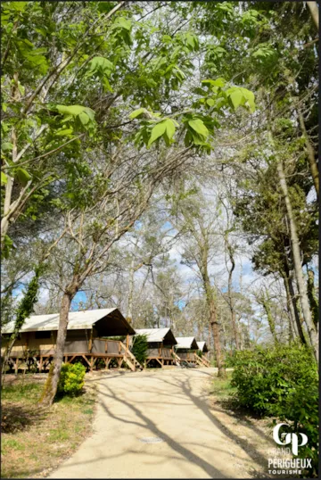 Location - Tente Kenya Avec Sdb - Terrasse Ouverte - Camping du Lac De Neufont