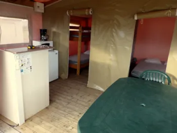 Mietunterkunft - Afrikanisches Lodgezelt Mit Sanitäranlagen - Camping le Pontis