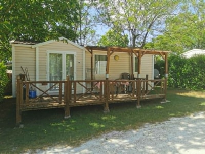 2-bedroom mobile home with air conditioning