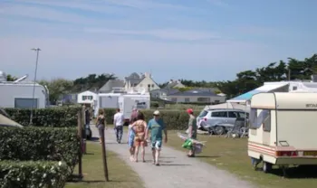 Stellplatz - Stellplatz Mit Fahrzeug, Strom (10A), Wasser - Camping de La Falaise