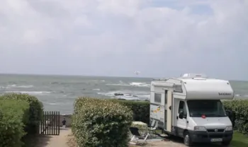 Stellplatz - Stellplatz Mit Fahrzeug, Strom (10A), Wasser - Camping de La Falaise