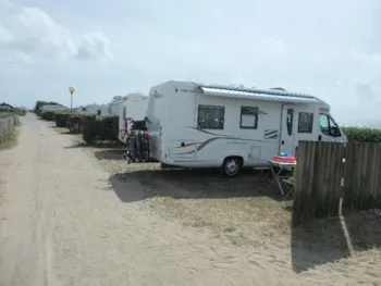 Stellplatz - Stellplatz Mit Fahrzeug, Strom (10A), Wasser - Camping de La Falaise