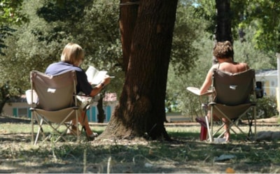 PREMIUM package (tent/caravan/camping-car) with individual sanitary facilities, fridge, sink and plancha
