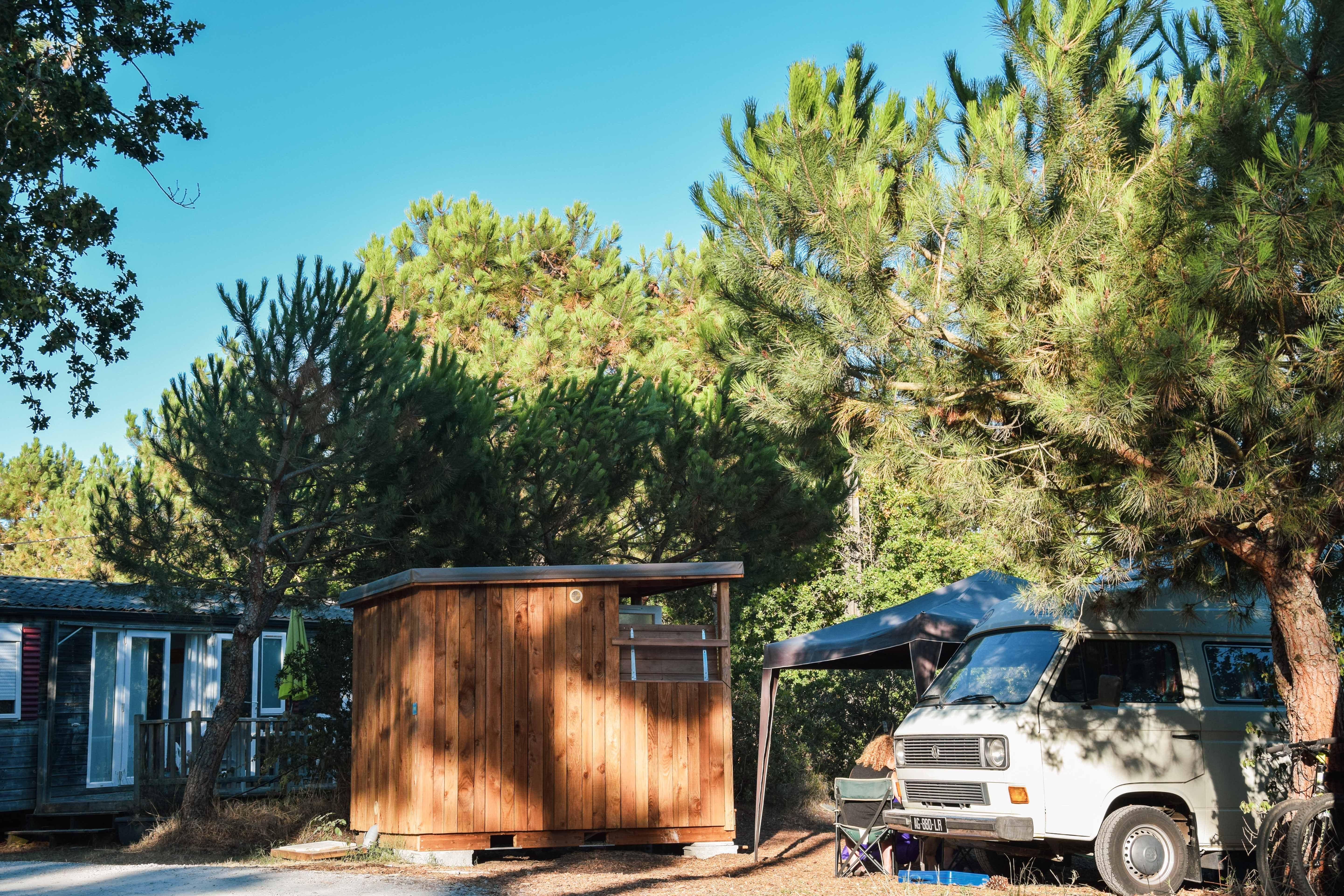 Emplacement - Forfait Premium  ( Tente/Caravane/Camping-Car) Avec Sanitaire Individuel, Frigo, Évier  Et Plancha - Camping Des Pins
