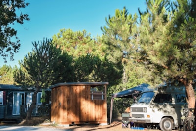 PREMIUM package (tent/caravan/camping-car) with individual sanitary facilities, fridge, sink and plancha