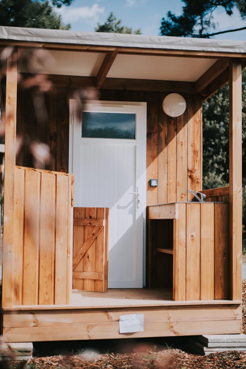 Forfait Premium  ( Tente/Caravane/Camping-Car) Avec Sanitaire Individuel, Frigo, Évier  Et Plancha