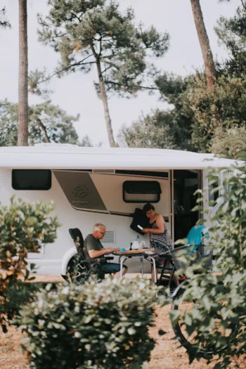 Stellplatz - Stellplatz Eden  (Wohnwagen / Strom 12A) +  Abwasseranschluss - Camping Paradis des Pins - Soulac