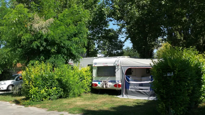 Emplacement Tente / Caravane + Véhicule + Electricité
