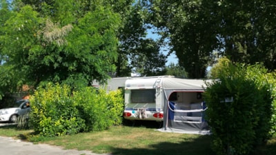 Tent/caravan pitch + vehicle + electricity — 2