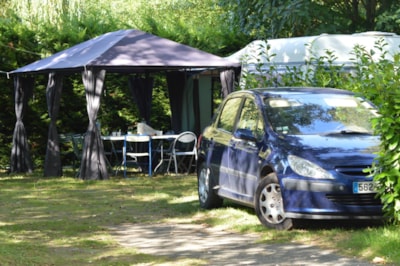 Tent/caravan pitch + vehicle + electricity — 4