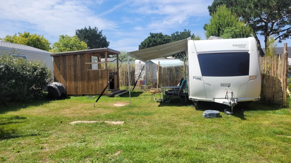 Emplacement - Forfait Emplacement "Premium" + 1 Véhicule + Électricité - Camping de la Baie