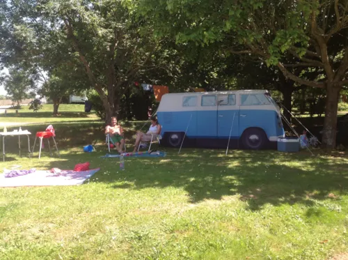 Emplacement - Emplacement + Éléctricité + Voiture + Tente / Caravane Ou Camping-Car - image n°3 - Camping d'Arpheuilles