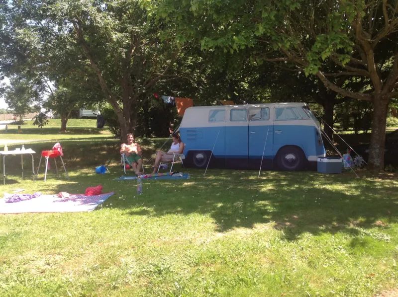 Emplacement + Voiture + Tente / Caravane Ou Camping-Car