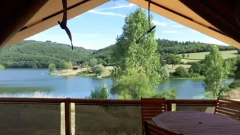 Mietunterkunft - Ausgestattetes  Zelt Safari Nature Mit Blick Auf Den See - Camping d'Arpheuilles