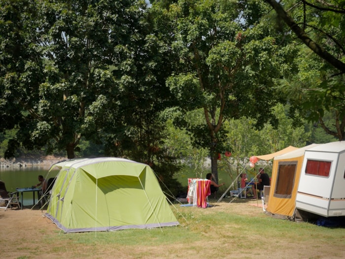 Emplacement + Voiture + Tente / Caravane Ou Camping-Car