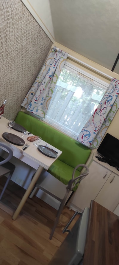 Essential mobile home with 2 bedrooms + television