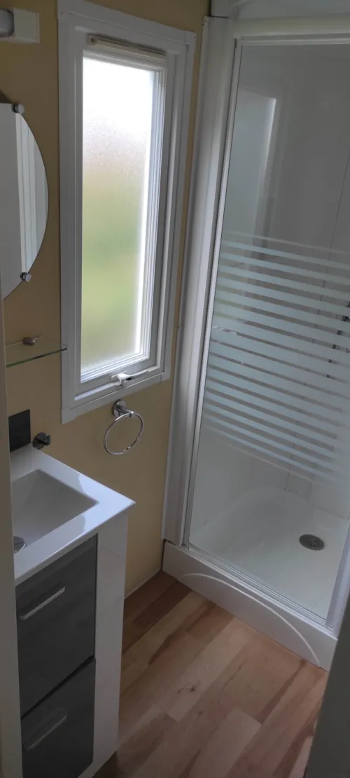 Location - Mobil Home Climatisé 2 Chambres Avec Télévision - image n°6 - Camping d'Arpheuilles