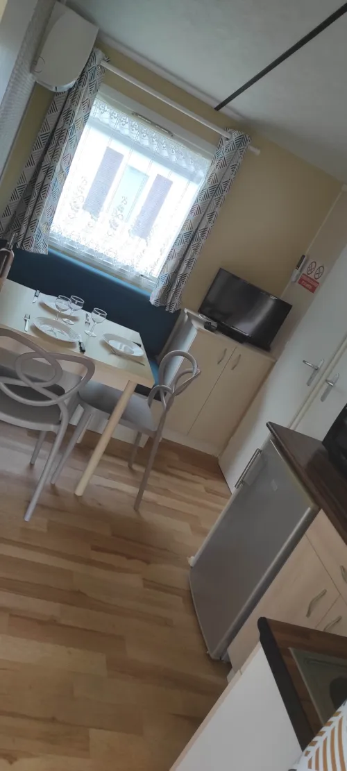 Location - Mobil Home Climatisé 2 Chambres Avec Télévision - image n°5 - Camping d'Arpheuilles