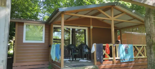 Location - Chalet Essentiel 32 M² / 3 Chambres  / Tv / Terrasse Couverte 12 M² - image n°3 - Camping d'Arpheuilles