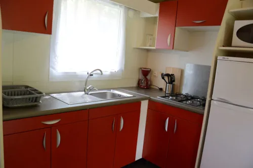 Location - Chalet  Climatisé / 32M2 / 3 Chambres / Tv / Terrasse Couverte 12 M² - image n°3 - Camping d'Arpheuilles
