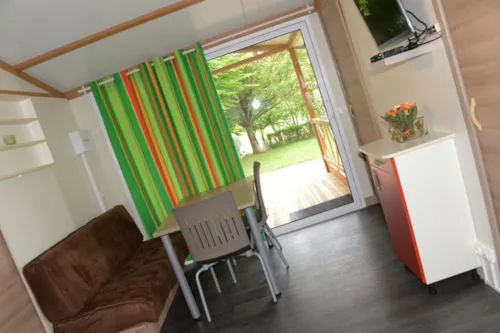 Location - Chalet  Climatisé / 32M2 / 3 Chambres / Tv / Terrasse Couverte 12 M² - image n°4 - Camping d'Arpheuilles