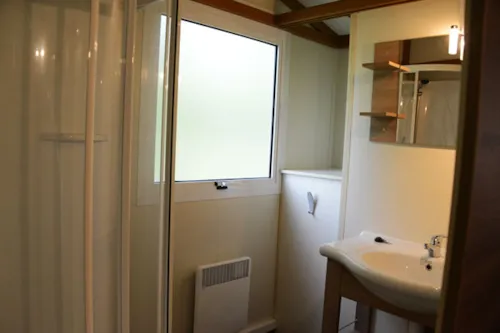 Location - Chalet  Climatisé / 32M2 / 3 Chambres / Tv / Terrasse Couverte 12 M² - image n°7 - Camping d'Arpheuilles