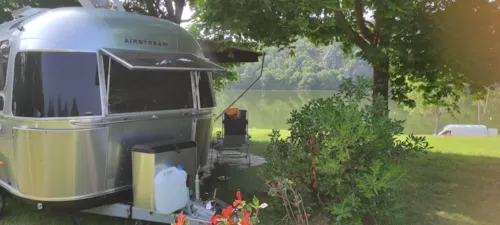 Emplacement - Emplacement  Vue Lac + Éléctricité + Voiture + Tente / Caravane Ou Camping-Car - image n°5 - Camping d'Arpheuilles